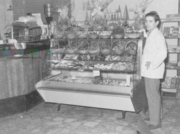 Gerardo Tedesco Esposizione prodotti dolciari presso il complesso turistico alberghiero Faloria a Moena (TN). La foto risale all'agosto 1964.