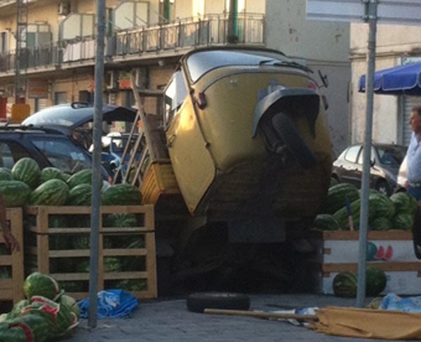 Ape Car si ribalta e perde i cocomeri